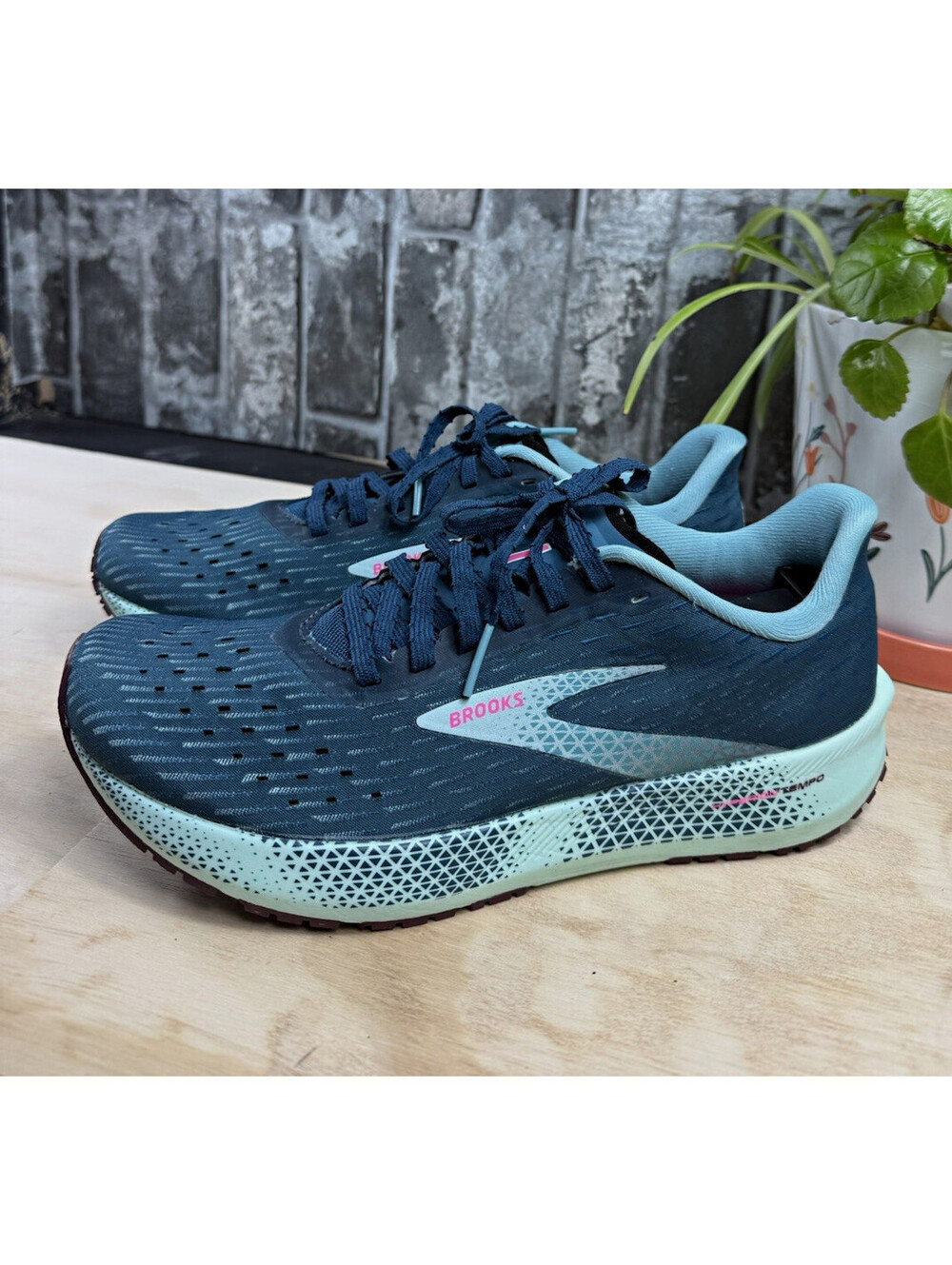 Brooks Hyperion Tempo Women’s Blue/Mint Low Top Lace-Up Logo Running Sneakers